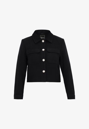 Giacca nera corta con maniche lunghe, quattro bottoni argentati sul davanti, due tasche a soffietto sul petto e colletto a punta.