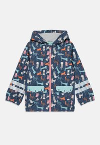 Giacca impermeabile con sfondo blu navy, caratterizzata da motivi animali colorati, cappuccio e strisce riflettenti sulle maniche.