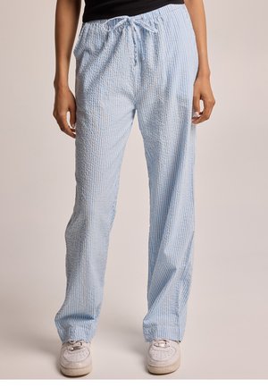 Pantalones de pijama a rayas azules y blancas con un ajuste relajado, hechos de tela ligera, con una cintura elástica y cordón ajustable.