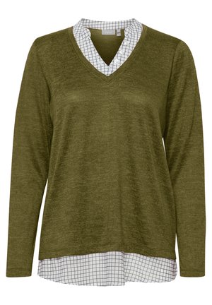 Top verde oliva de manga larga con escote en V, que presenta un cuello de camisa a cuadros blancos y un dobladillo en capas ligeramente más largo en la parte inferior.