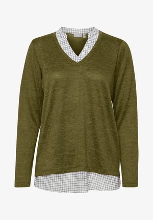 Top verde oliva de manga larga con escote en V, que presenta un cuello de camisa a cuadros blancos y un dobladillo en capas ligeramente más largo en la parte inferior.