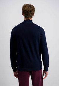 Navyblauer Strickpullover mit Kragen und langen Ärmeln. Das Design zeichnet sich durch eine glatte Textur sowie gerippte Bündchen und Saum aus.