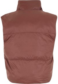 Bezrukávová vatovaná vesta v bohatej hnedej farbe, s vysokým golierom, hladkou textúrou a horizontálnym prešívaním na chrbte. Ľahká a zateplená.