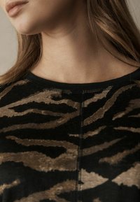 Next CREW NECK SHORT SLEEVE - Jednoduché tričko - black brown stripe