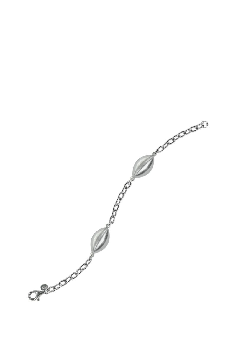 Bracelet ton argent avec des maillons ovales allongés à texture lisse et fermeture à mousqueton. Design de chaîne alternée qui ajoute de l'intérêt visuel.
