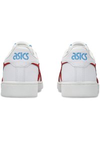 Białe i czerwone skórzane sneakersy z fakturowanym wykończeniem, z niebieskim logo ASICS na pięcie i białą gumową podeszwą.