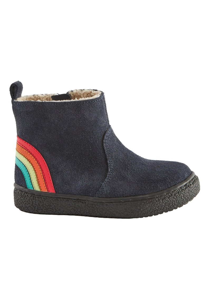 Botine ankel din suede bleumarin, cu o căptușeală interioară moale, având un model cu dungi multicolore în roșu, galben, verde și albastru pe lateral.