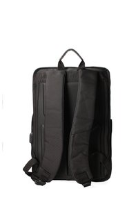 Zaino nero con spallacci imbottiti, una maniglia superiore e una superficie texturizzata. Presenta una forma rettangolare liscia con tasche di stoccaggio.