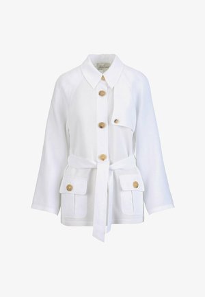 Jachetă albă cu mâneci lungi, guler, nasturi în față, curea în talie și două buzunare cu clapetă și nasturi în față.