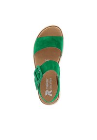 Zielone zamszowe sandały z dwoma szerokimi paskami i prostokątną klamrą, z wyściółką w kolorze brązowym oraz białą gumową podeszwą.