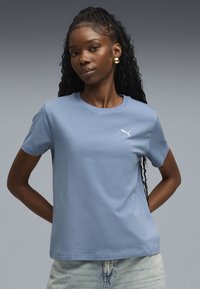 Lichtblauwe katoenen t-shirt met korte mouwen, featuring een wit Puma-logo op de borst, met een relaxte pasvorm en eenvoudige ronde hals.