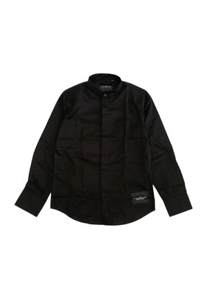 Camicia nera a maniche lunghe realizzata in tessuto liscio, con colletto alto, chiusura con bottoni e un'etichetta decorativa in basso a sinistra.