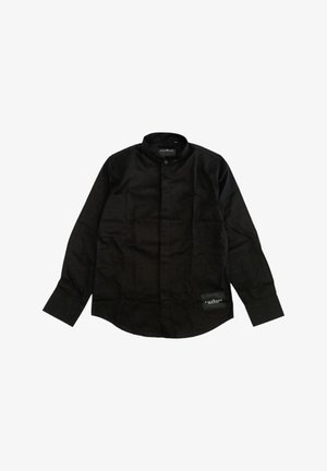 Camicia nera a maniche lunghe realizzata in tessuto liscio, con colletto alto, chiusura con bottoni e un'etichetta decorativa in basso a sinistra.