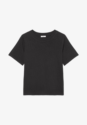 Camiseta negra hecha de una tela suave, con cuello redondo y mangas cortas. El diseño es simple, sin patrones ni acentos visibles.