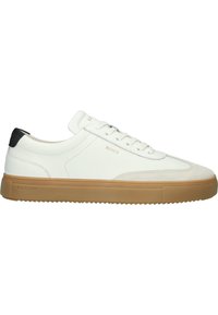 Baskets en cuir blanc avec un capuchon en suède, un accent noir au niveau du talon, et une semelle en caoutchouc beige dotée de détails texturés et de lacets.