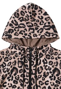Leopardenmuster-Zip-Hoodie mit weichem beigem Stoff, schwarzen Akzenten und verstellbarer Kapuze mit Kordelzug.