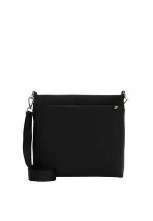 Sort rektangulær crossbody-taske med justerbar rem, sølvspænder, forlomme og lille guldlogo på hvid baggrund.