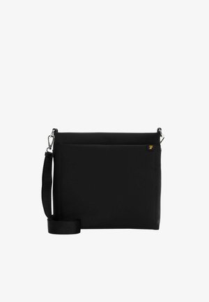 Schwarze, rechteckige Umhängetasche mit verstellbarem Riemen, silbernen Verschlüssen, Vorderfach und kleinem goldfarbenem Logoetikett vor weißem Hintergrund.