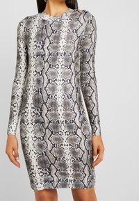 Vero Moda Tall Pletené šaty - white