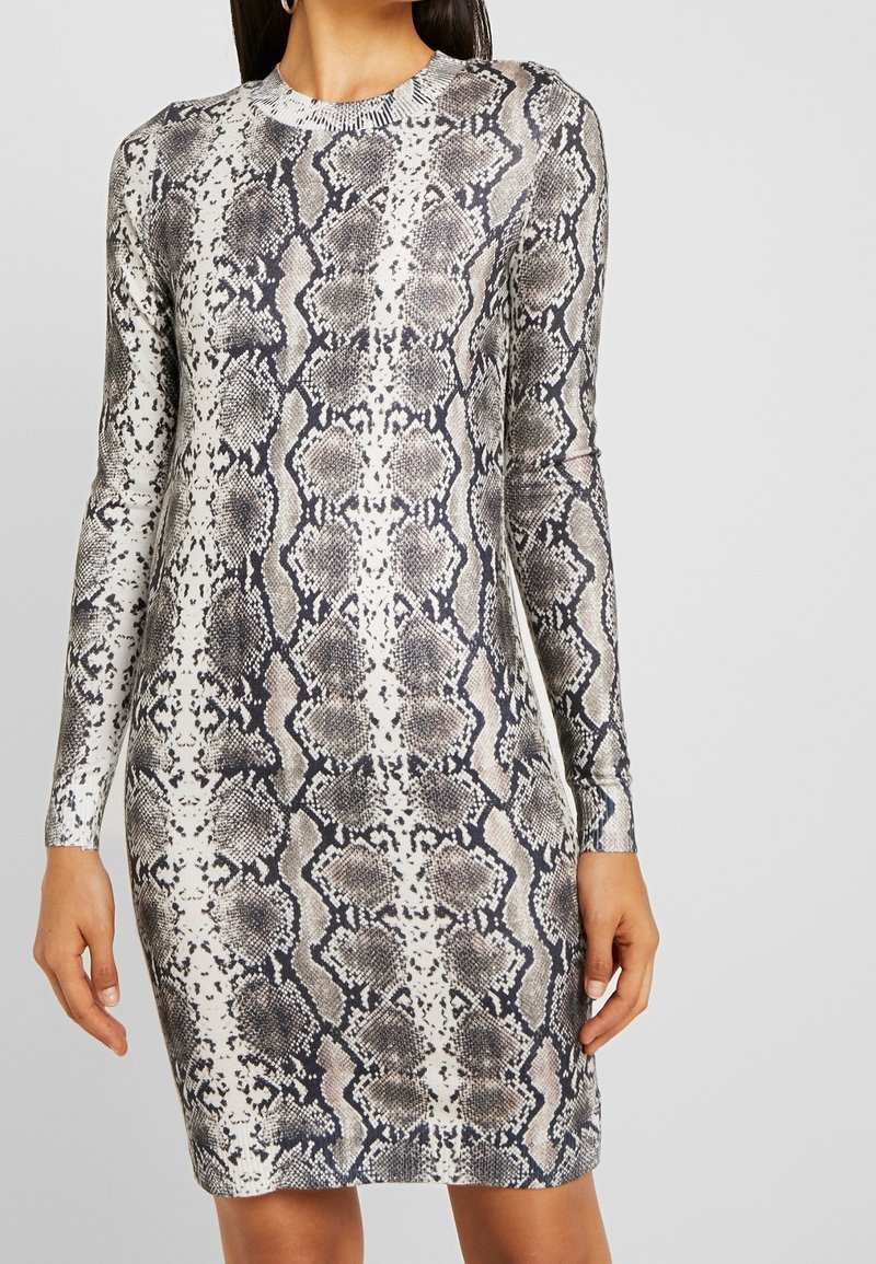 Vero Moda Tall Pletené šaty - white