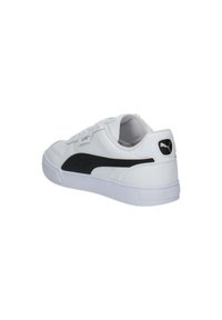 Sneaker bianche in pelle con una striscia nera Puma, superficie texturizzata, punta arrotondata e suola piatta in gomma con il logo Puma sul tallone.