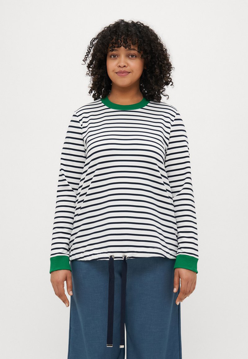 Camicia a manica lunga bianca con righe navy, dotata di colletto e polsini a coste verdi. Progettata con un orlo con cordoncino per una vestibilità regolabile.