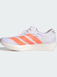 Biela bežecká obuv s jasne oranžovými tromi pruhmi, textúrovaným zvrškom, ľahkým dizajnom a prúžkovaným tvarom pre výkonnosť.