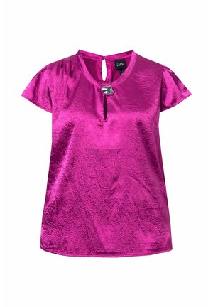 Blusa corta a maniche corte color fucsia lucido con texture arricciata, scollatura a goccia e fermaglio decorativo argentato al colletto.