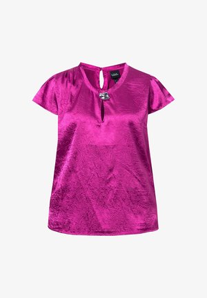Glanzende fuchsia korte mouwen blouse met een gerimpelde textuur, keyhole halslijn en zilveren decoratieve sluiting bij de kraag.