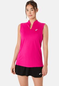 Top atletico senza maniche di un vivace rosa con colletto alto e dettagli del logo, abbinato a una gonna sportiva nera per un look coordinato.