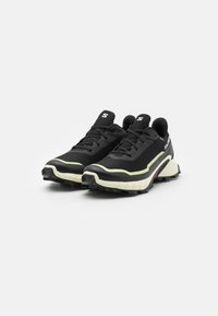 Salomon ALPHACROSS 5 GTX - Löparskor terräng - black/transparent yellow/sunny lime