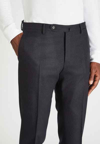 Ciemnoszare spodnie wykonane z textured materiału, z płaskim przodem, bocznymi kieszeniami i pojedynczym zapięciem na guzik w pasie.