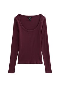 Długa bluzka z długim rękawem w ciemno burgundowym prążkowanym materiale, z szerokim okrągłym dekoltem i dopasowanym krojem. Gładka faktura i prosta podstawa.