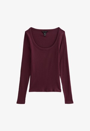 Maglietta a maniche lunghe in tessuto ribbed color bordeaux scuro con ampio scollo rotondo e design aderente. Texture liscia e orlo dritto.