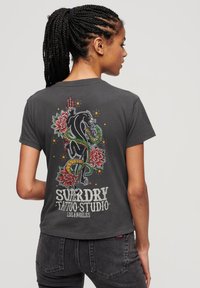 Superdry & Co TATTOO RHINESTONE - Camiseta estampada - charcoal