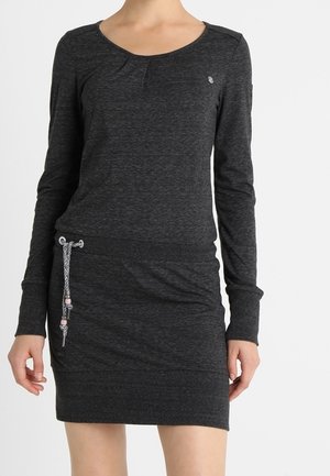 Tummanharmaa, pitkähihainen vartalonmyötäinen mekko, jossa pyöreä kaula-aukko ja vasemmalla lantion kohdalla koristeellinen köysidetalji, päällä seisova henkilö.