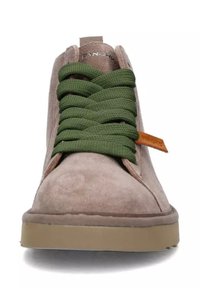 Sneaker alta in suede rosa con spesse stringhe verdi, suola piatta color cuoio e targhetta in pelle marrone sul lato. Punta arrotondata.