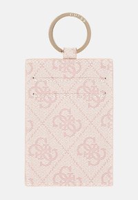 Różowy etui na karty z gładką powierzchnią, ozdobione okrągłym metalowym pierścieniem oraz wytłoczonym na górze napisem "GUESS".