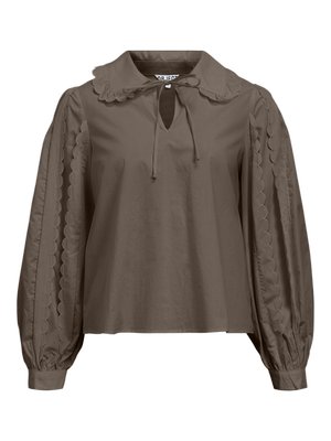 Camicia marrone a maniche lunghe con colletto scallop, scollatura a chiave e dettagli testurizzati sulle maniche. Realizzata in tessuto leggero.