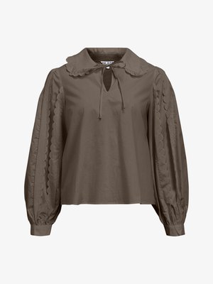 Brun bluse med lange ærmer, scalloperet krave, nøglehuludskæring og tekstureret ærmedetalje. Lavet af letvægtsstof.
