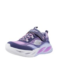 Zapatillas deportivas moradas y rosas con parte superior de malla, puntera reforzada, cordones elásticos y una correa de velcro; cuentan con una suela acolchada y detalles ligeros.
