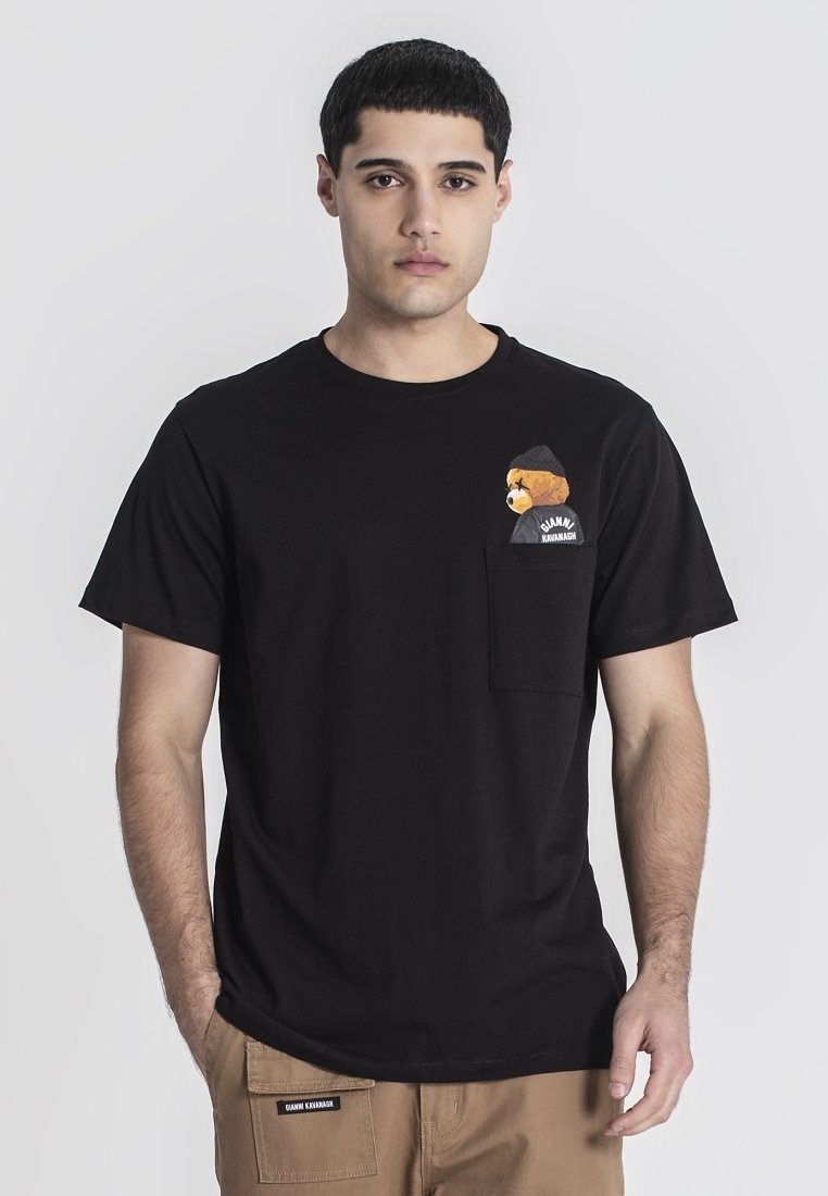 Camiseta de algodón negra con bolsillo y diseño bordado de un oso en el lado izquierdo del pecho. Cuello redondo clásico y ajuste relajado.