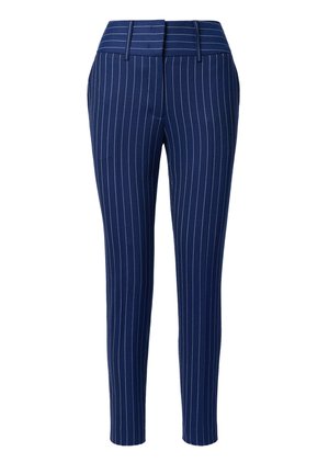 Granatowe, dopasowane spodnie o wąskim kroju z białymi pionowymi prążkami, szlufkami na pasek i zamkiem na przodzie, prezentowane z przodu na białym tle.