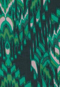 Grön och mörk teal-mönstrad tyg med abstrakta, vågiga mönster. Texturen verkar jämn och har livfulla nyanser och oregelbundna former.