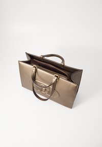 Borsa in bronzo metallico con texture liscia, doppi manici, scomparti con zip e un logo prominente impresso sulla parte frontale.