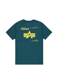 Camiseta de algodón color azul verdoso con un gran logotipo gráfico amarillo en la parte trasera, con texto y detalles en un estilo de bloque moderno. Mangas cortas, cuello redondo.