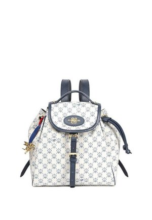 Witte en marineblauwe rugzak met patroon, voorflap, gouden logoplaatje, verstelbare banden en een kleine gouden engelbedel aan de zijkant.