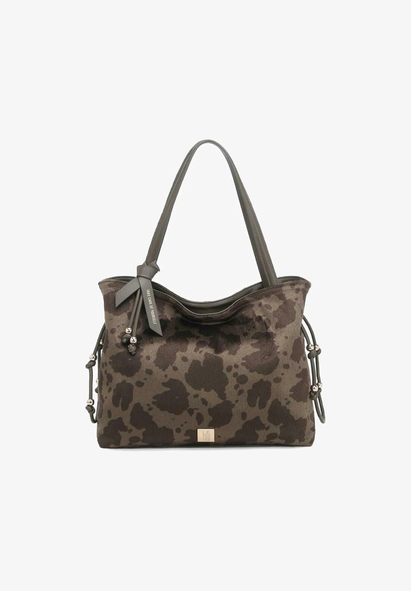 Grande borsa a tracolla in tessuto marrone con macchie astratte nere. Caratterizzata da due manici robusti, un nastro decorativo e dettagli metallici.