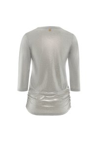 Maglietta grigia a maniche lunghe con una texture lucida e dettagli arricciati sui lati. Collo rotondo e maniche di lunghezza intermedia.