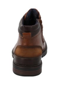Botín de cuero marrón hasta el tobillo con un acabado suave, acentos marrones en contraste, cuello texturizado y un forro interior en azul marino. Cierre con cremallera lateral.